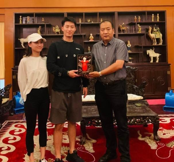 窦骁|窦骁带女友高调回老家，二人和男方家人一起聚餐，何超莲和窦家人玩成一片