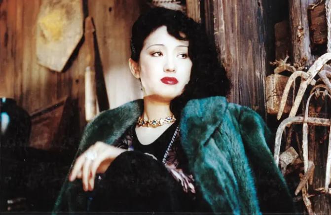 巩俐|上映25年，全片没有一处删减，巩俐最性感的电影，终成影史经典