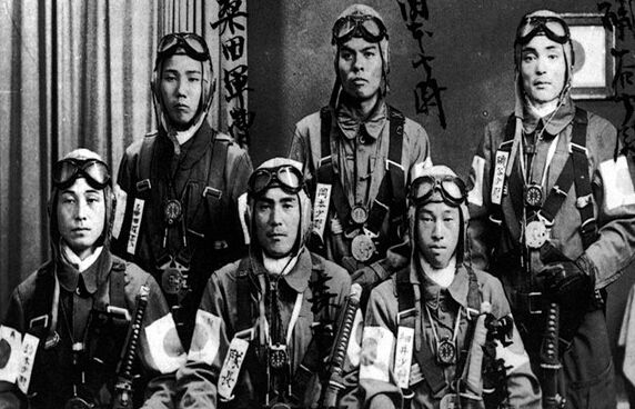 还有装有 250 公斤炸药实施自杀袭击的"震洋摩托艇",和同样自杀袭击的