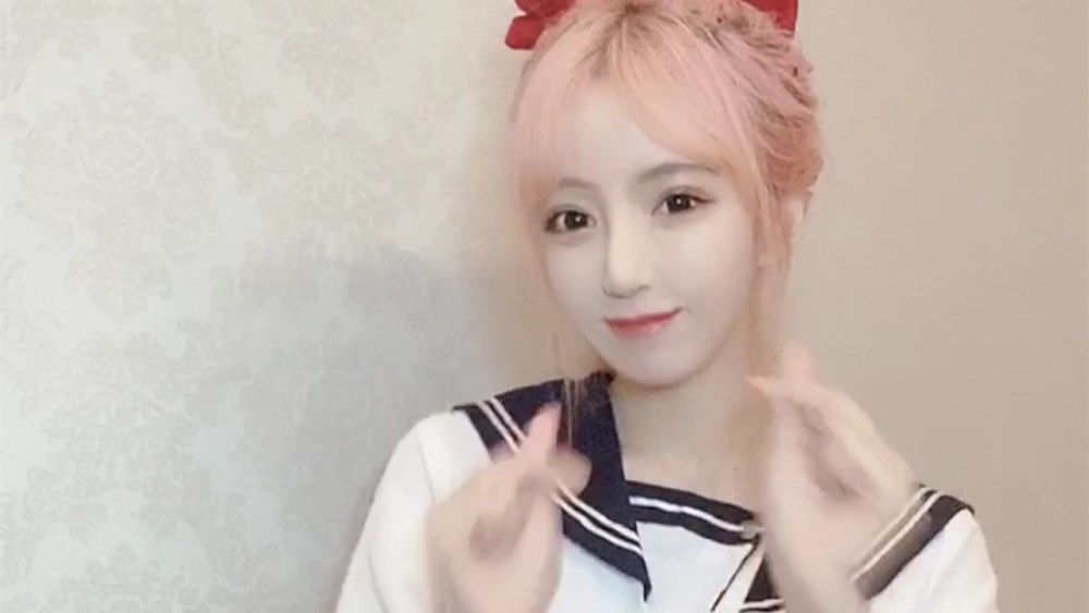 小团团翻车仅半个月呆妹儿终于放出大招一张身份证照片网友愣了