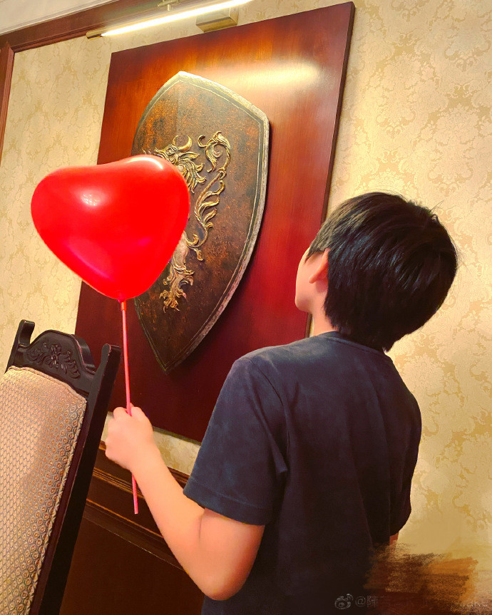 林志颖|林志颖夫妇为大儿子庆生，11岁Kimi久违露正脸，笑容帅气像爸爸