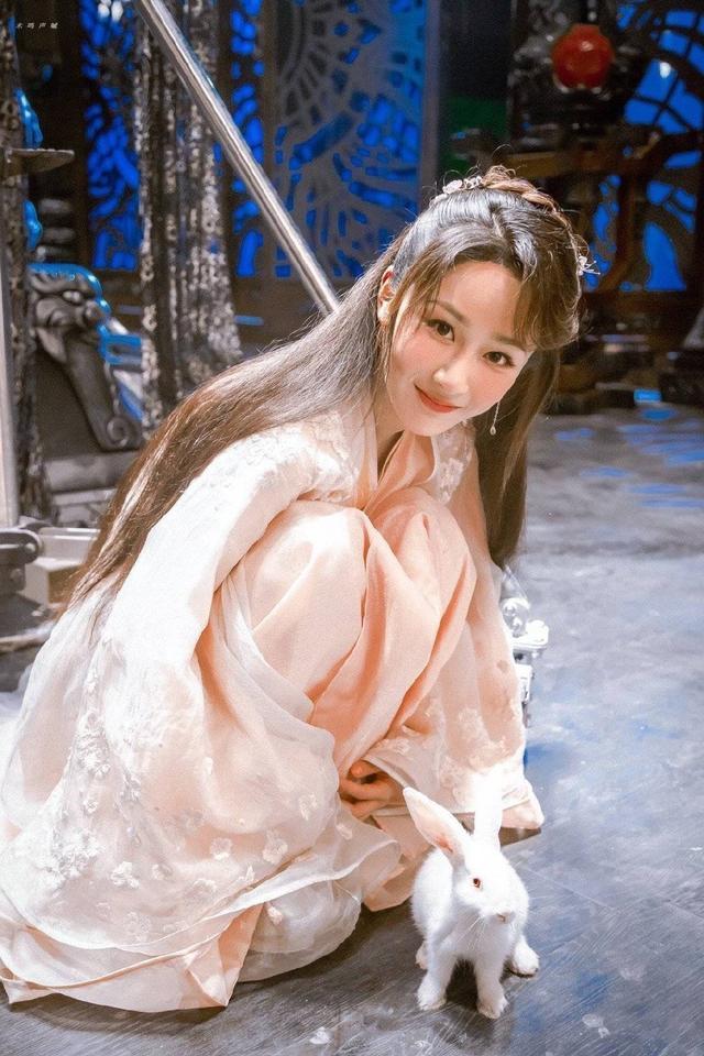 杨紫|花22年“迷恋”赵薇，杨紫果然是女明星中的社交典范