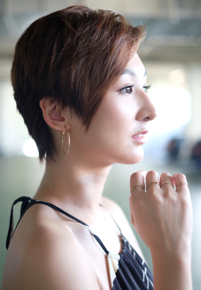 高海宁身材太好了穿肚兜式印花连体裤配短发肉而不肥真迷人