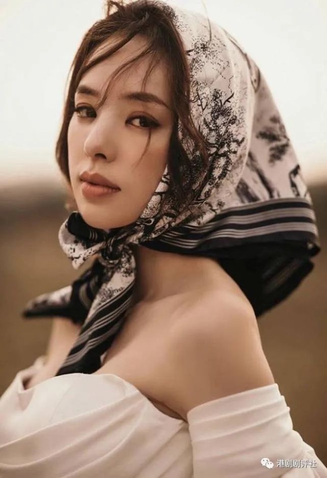 而且演技也日渐进步,像《反黑路人甲》中的蒋家昮早前就由于童颜和"马