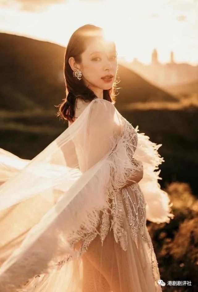 而且演技也日渐进步,像《反黑路人甲》中的蒋家昮早前就由于童颜和"马