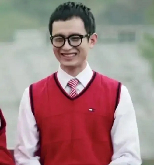 我们可以看出,成毅整个人的脸型和气质还是完全一样的,整容的可能性