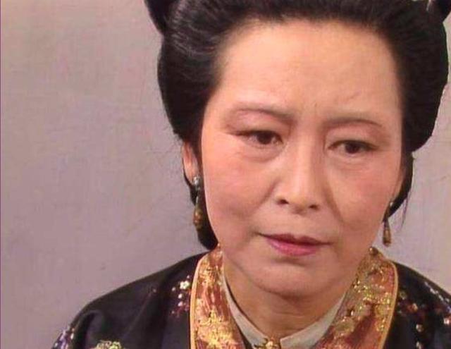 袭人|靠心机取得王夫人信任，贾母与王夫人之间的矛盾加剧，也因此人