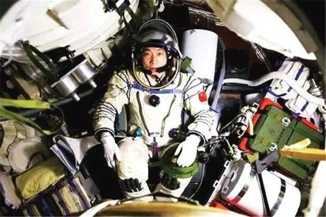 杨利伟|杨利伟返回地球后，为何现在都看不到他身影了？