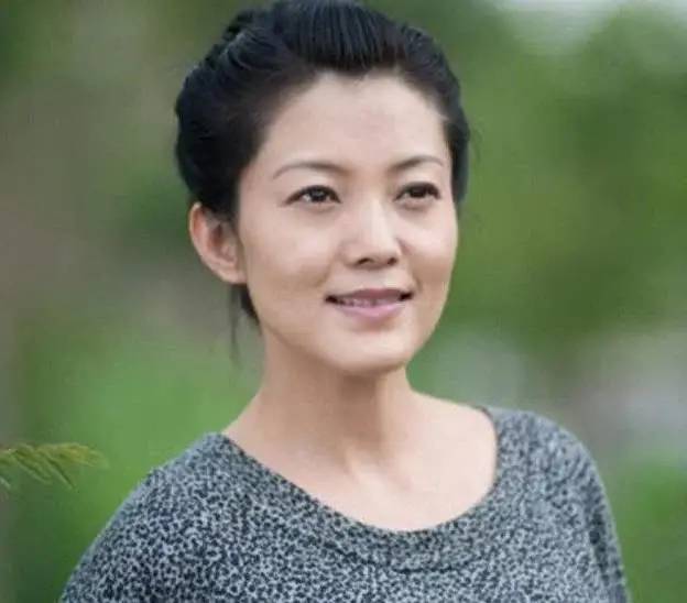 谢雨欣从小出生在农村,原名叫刘晓梅,本以为会很平凡的度过一生,但是