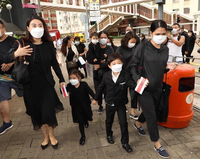 霍启刚|霍启刚发长文哀悼奶奶，公开珍贵家庭照，郭晶晶手抱女儿与老太拍下全家福