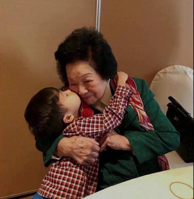 霍启刚|霍启刚发长文哀悼奶奶，公开珍贵家庭照，郭晶晶手抱女儿与老太拍下全家福