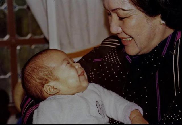 霍启刚|霍启刚发长文哀悼奶奶，公开珍贵家庭照，郭晶晶手抱女儿与老太拍下全家福