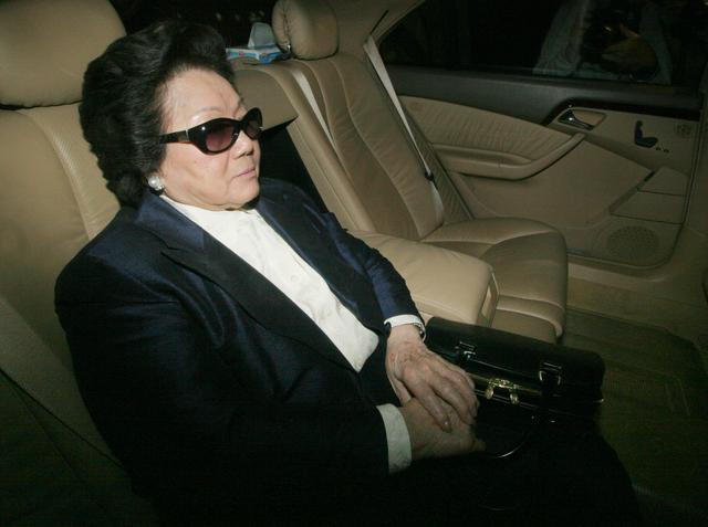 霍启刚|霍启刚发长文哀悼奶奶，公开珍贵家庭照，郭晶晶手抱女儿与老太拍下全家福