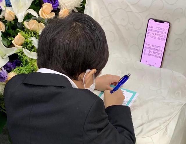 霍启刚|霍启刚发长文哀悼奶奶，公开珍贵家庭照，郭晶晶手抱女儿与老太拍下全家福