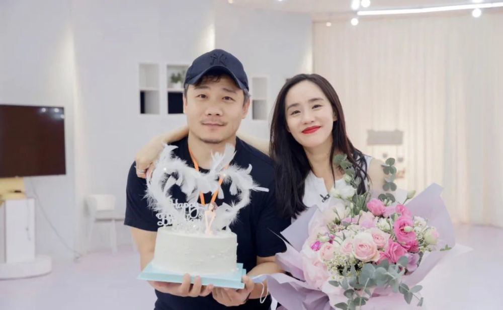 无独有偶,王智的老公尤奕也是一位摄影师,两人在2017年正式登记结婚