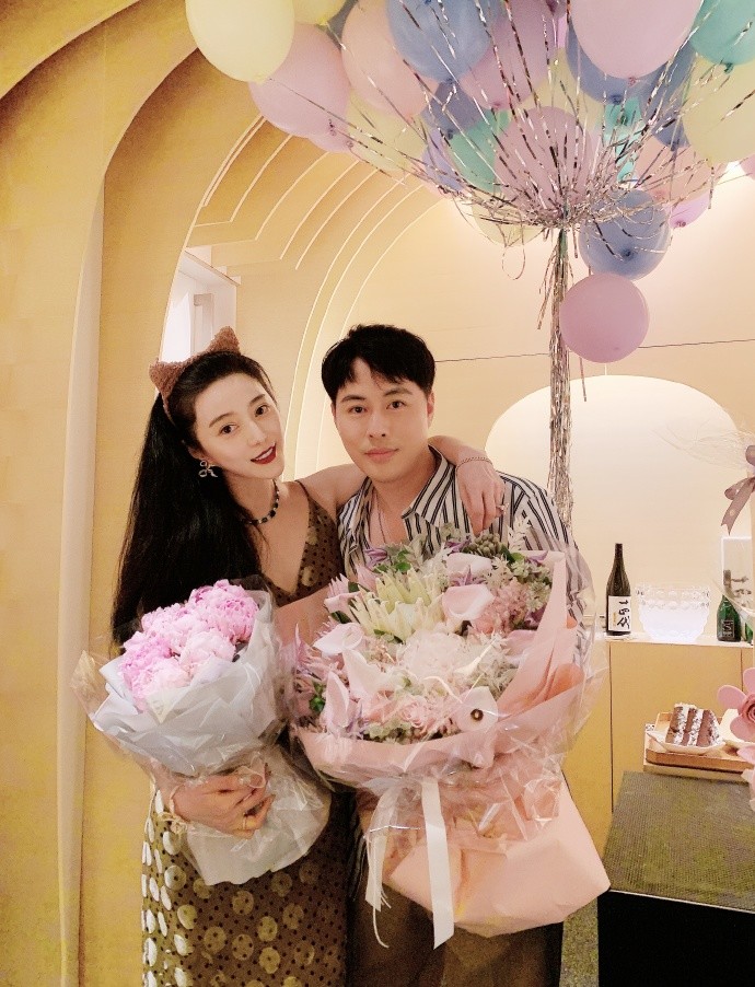 范冰冰|范冰冰生日与男友人勾肩搭背显亲密，手捧鲜花，笑容甜美有感染力