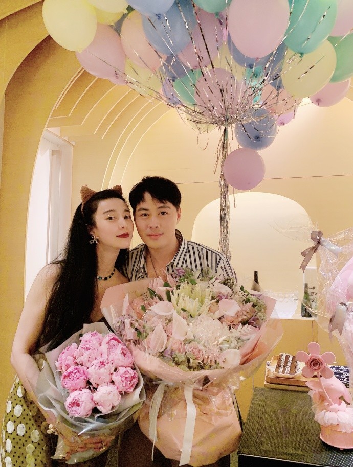 范冰冰|范冰冰生日与男友人勾肩搭背显亲密，手捧鲜花，笑容甜美有感染力