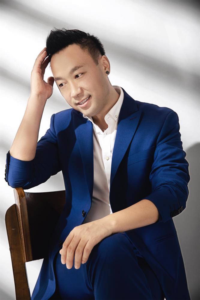 内地华语男歌手向飞献给父亲的歌《我知道你在天上看着我》温暖上市