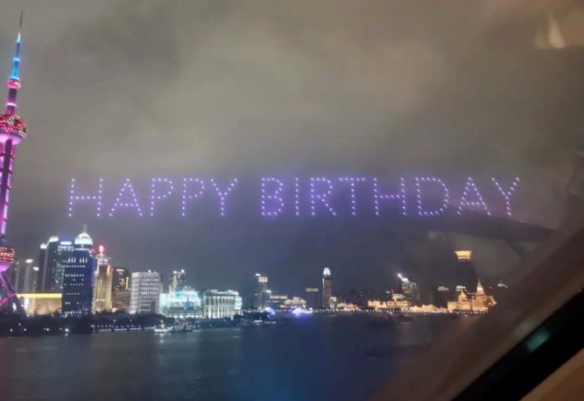 范冰冰|范冰冰和神秘男共度生日，亲密合影引人猜测，男子身份揭两人关系