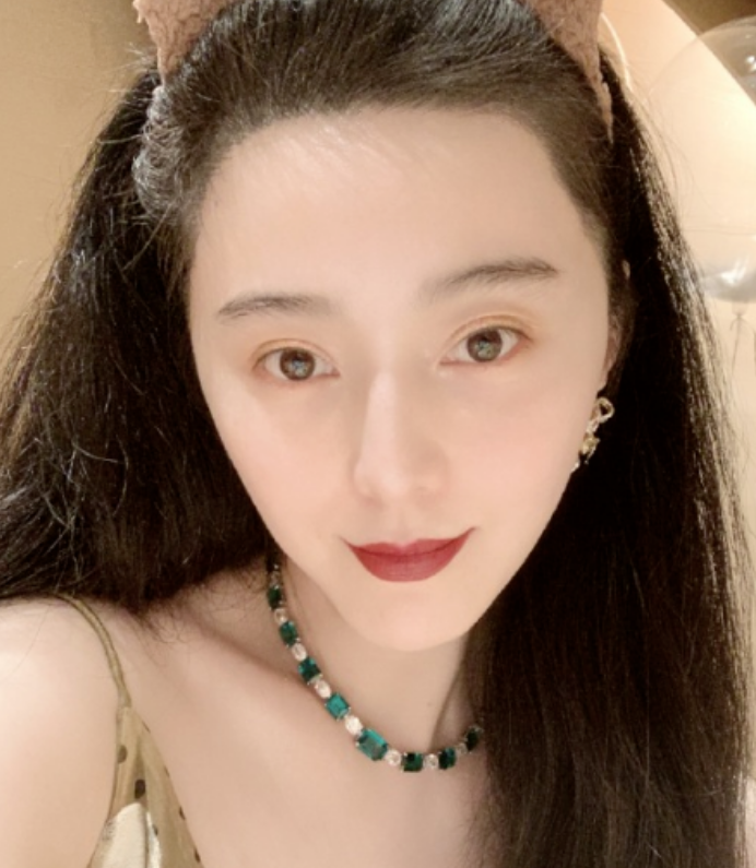 范冰冰|范冰冰和神秘男共度生日，亲密合影引人猜测，男子身份揭两人关系