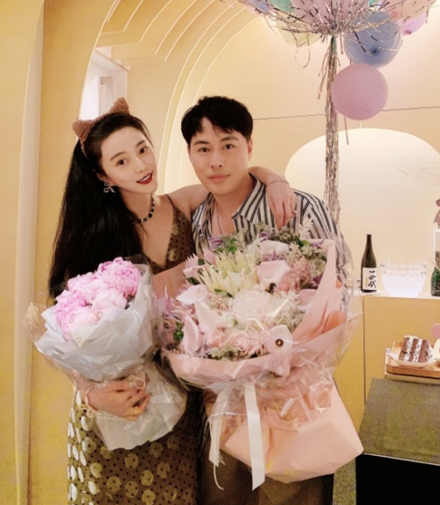 范冰冰|范冰冰和神秘男共度生日，亲密合影引人猜测，男子身份揭两人关系