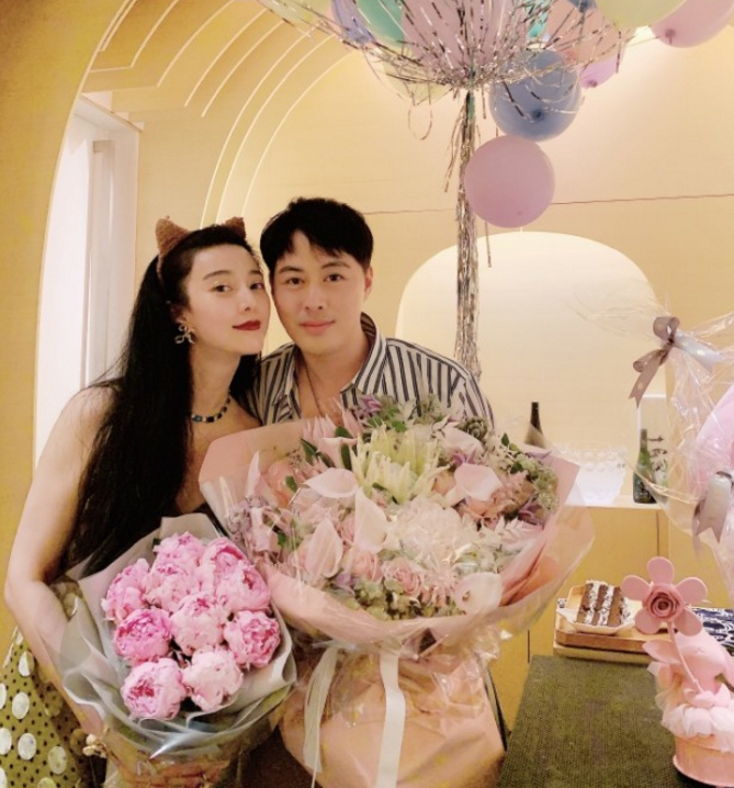 范冰冰|范冰冰和神秘男共度生日，亲密合影引人猜测，男子身份揭两人关系