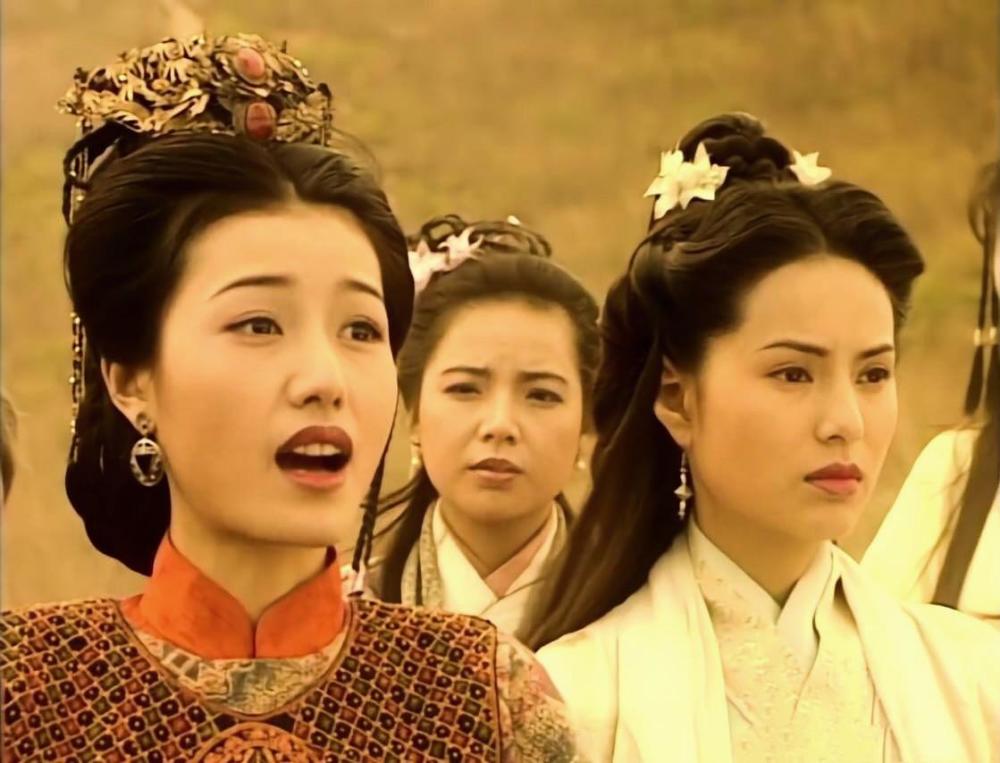 李清露晓蕾是李清露的陪嫁宫女,相当于是媵侍,既可是李清露的贴身婢女