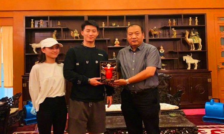 何超莲|豪门三太准女婿窦饶近日带女友何超莲回西安游玩并观看演出