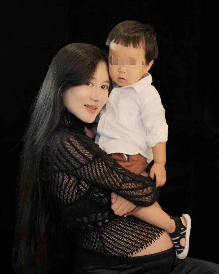 张纪中|张纪中娇妻首晒一双儿女近照，哥哥抱着妹妹好有爱，侧颜一模一样