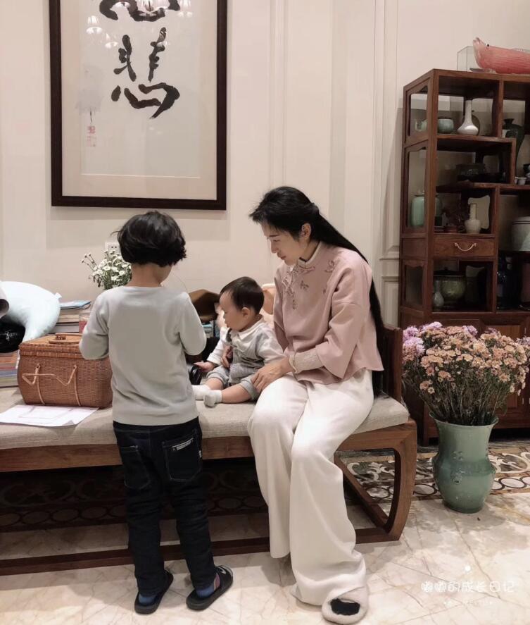 张纪中|张纪中娇妻首晒一双儿女近照，哥哥抱着妹妹好有爱，侧颜一模一样