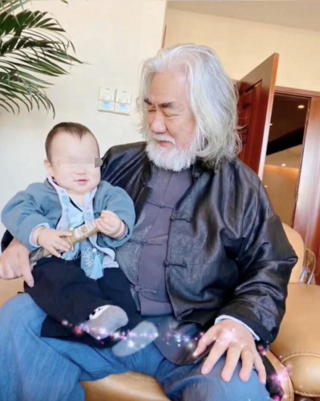 张纪中|张纪中娇妻首晒一双儿女近照，哥哥抱着妹妹好有爱，侧颜一模一样