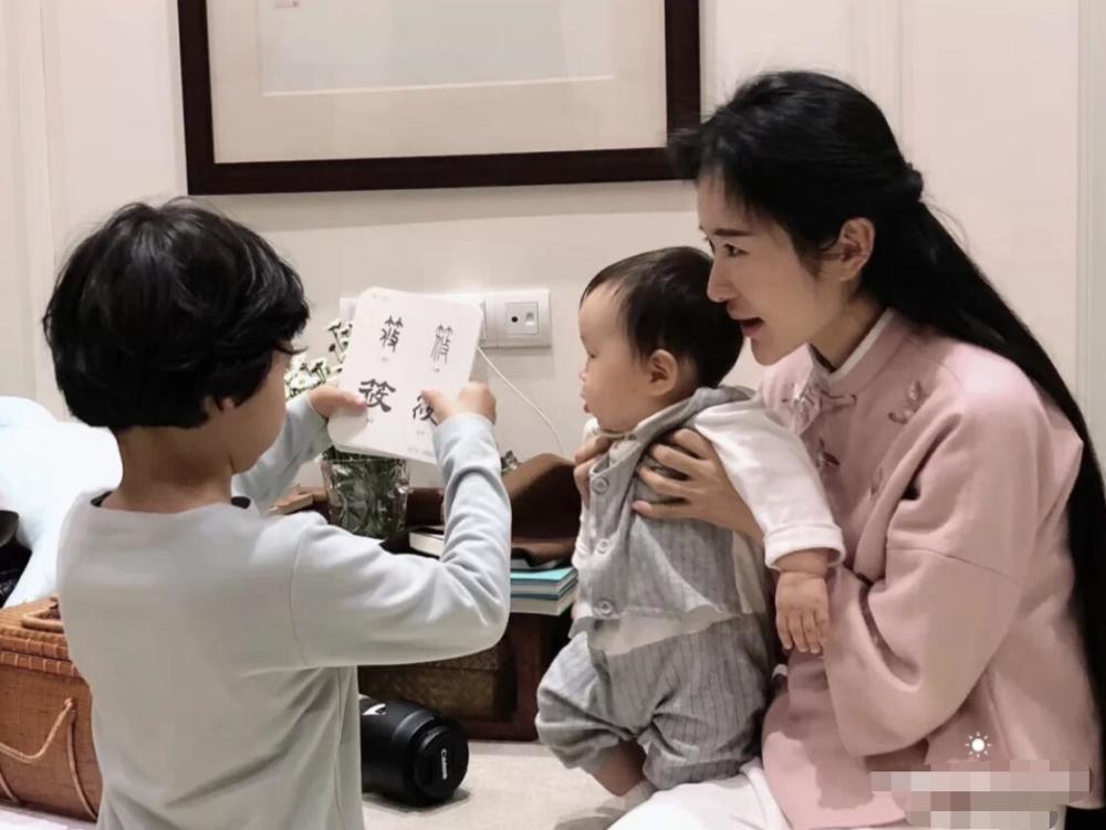 张纪中|张纪中娇妻首晒一双儿女近照，哥哥抱着妹妹好有爱，侧颜一模一样