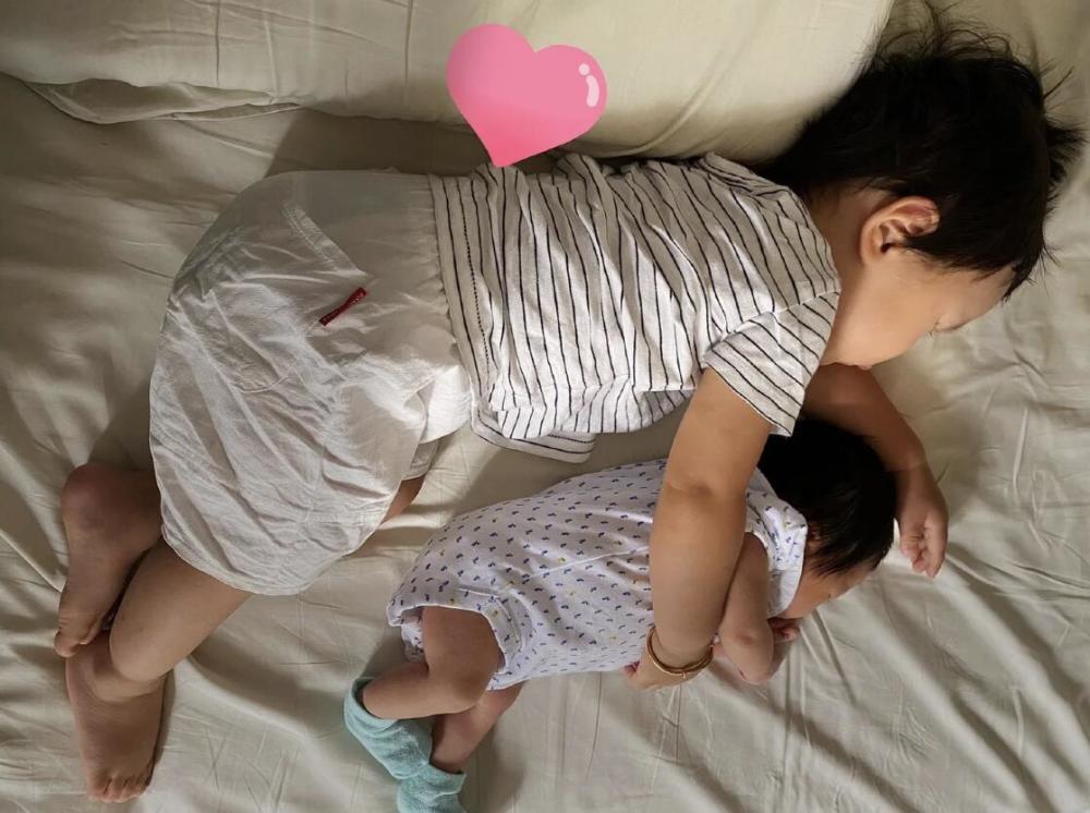 张纪中|张纪中娇妻首晒一双儿女近照，哥哥抱着妹妹好有爱，侧颜一模一样