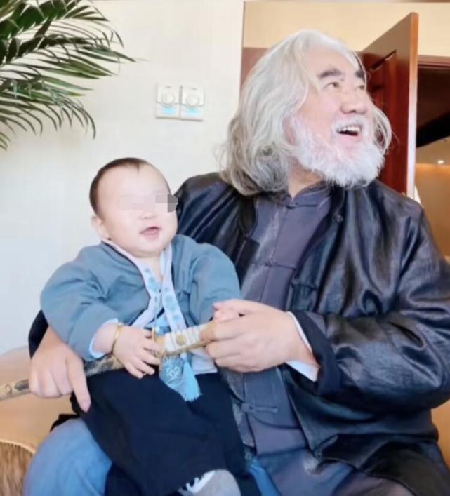 张纪中|张纪中娇妻首晒一双儿女近照，哥哥抱着妹妹好有爱，侧颜一模一样