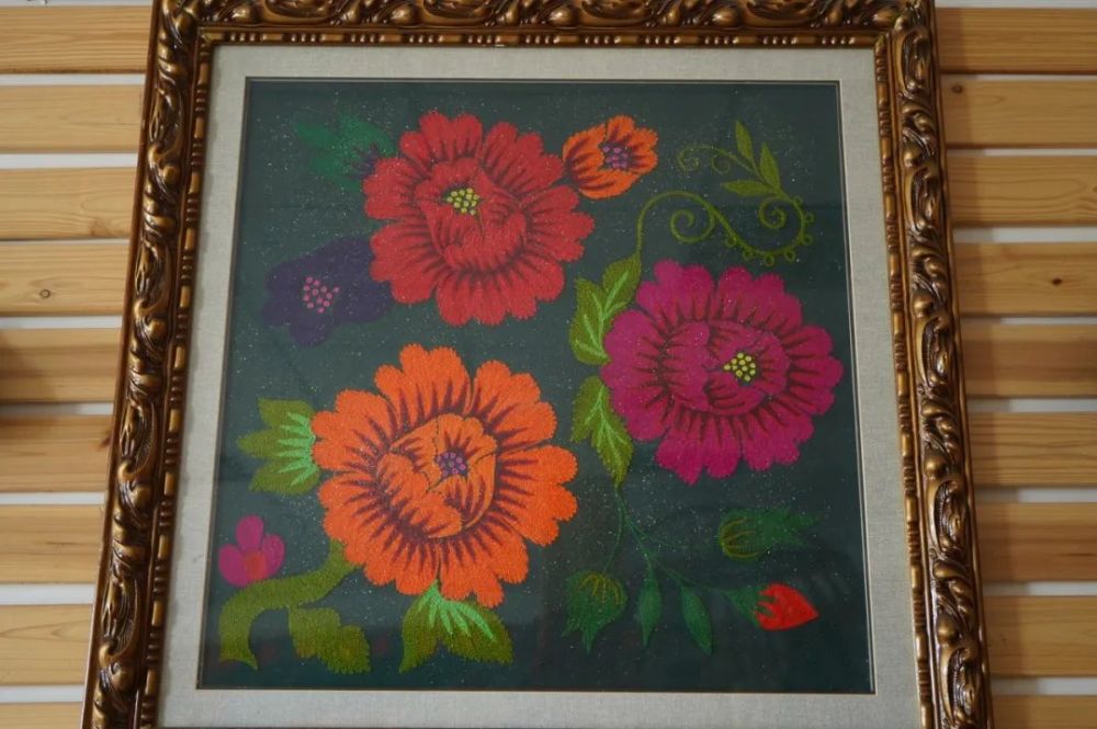 哈萨克族刺绣图案题材丰富,色彩艳丽,对比强烈,构图严谨,纹样繁复.3.