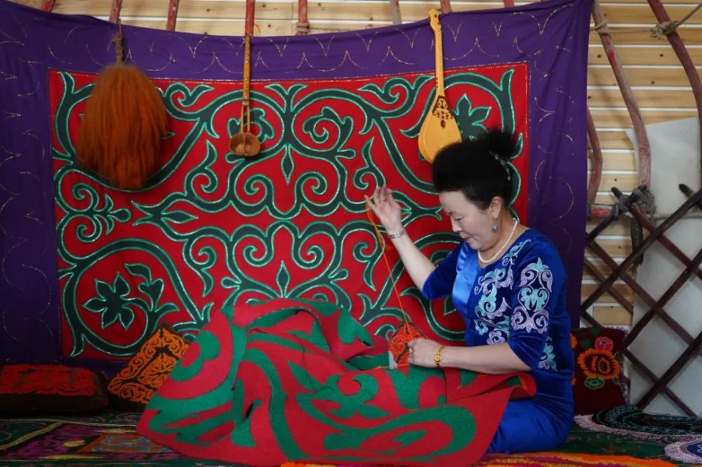 一〇四团哈萨克族刺绣之美,挡都挡不住!_腾讯新闻