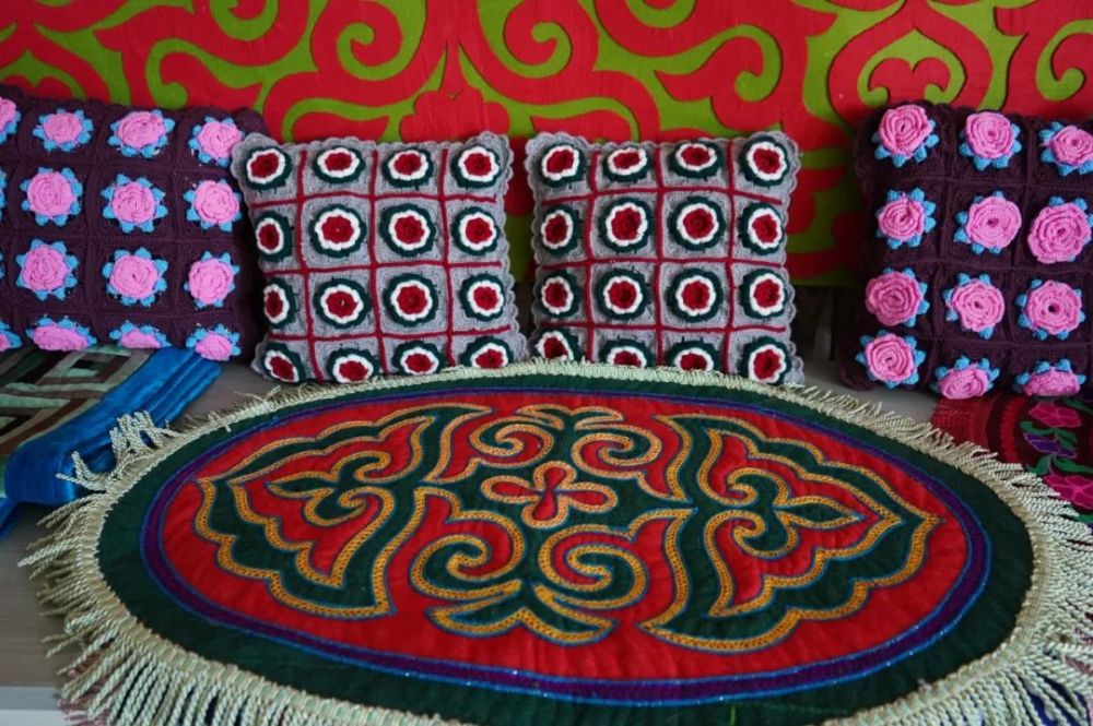 一〇四团哈萨克族刺绣之美,挡都挡不住!_腾讯新闻