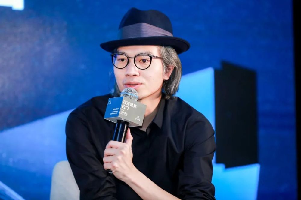 许知远在一个孤立的状况中酝酿澎湃的力量