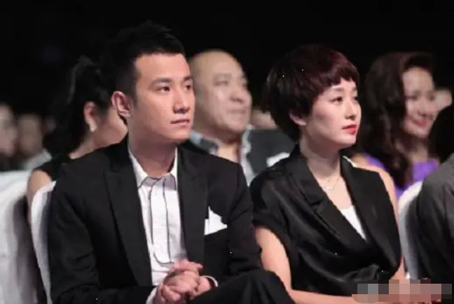 新恋情疑曝光？文章与美女吃宵夜同回公寓，获女方贴心擦汗戴帽（组图） - 1