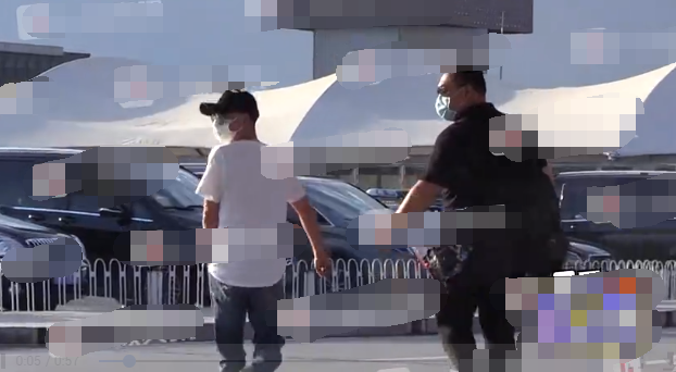 新恋情疑曝光？文章与美女吃宵夜同回公寓，获女方贴心擦汗戴帽（组图） - 5