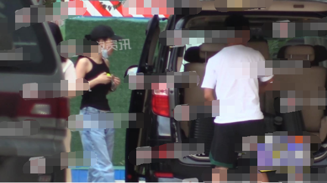 文章|新恋情疑曝光？文章与美女吃宵夜同回公寓，获女方贴心擦汗戴帽