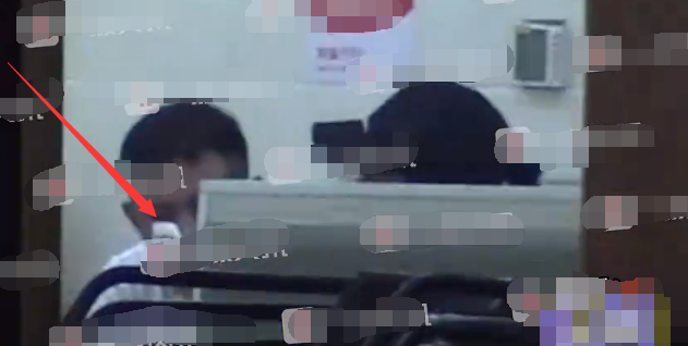 文章|新恋情疑曝光？文章与美女吃宵夜同回公寓，获女方贴心擦汗戴帽