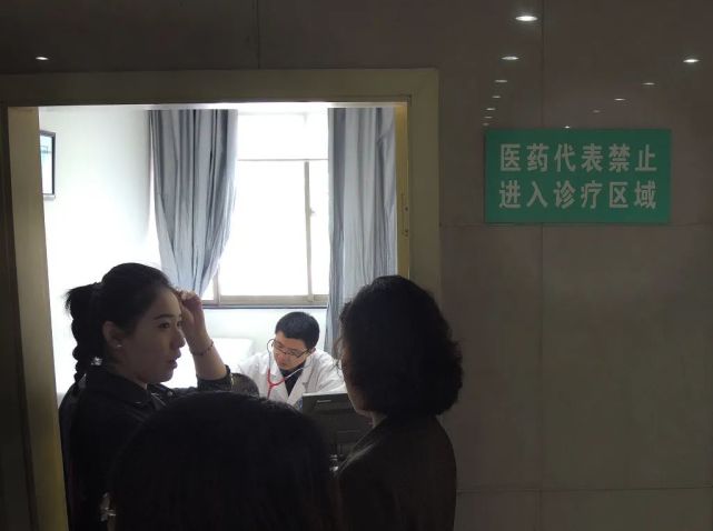 △医药代表被禁止进入诊疗区域，但这个群体却又真实存在。图片来源：视觉中国。