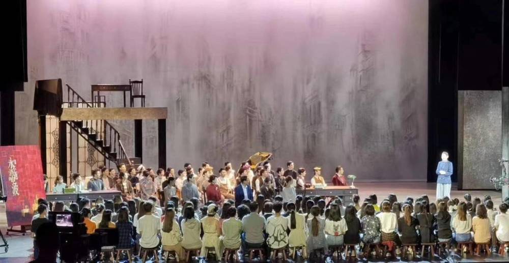 大幕开启|央视新综艺《大幕开启》即将开播，主持人倪萍张蕾解码红色舞台剧