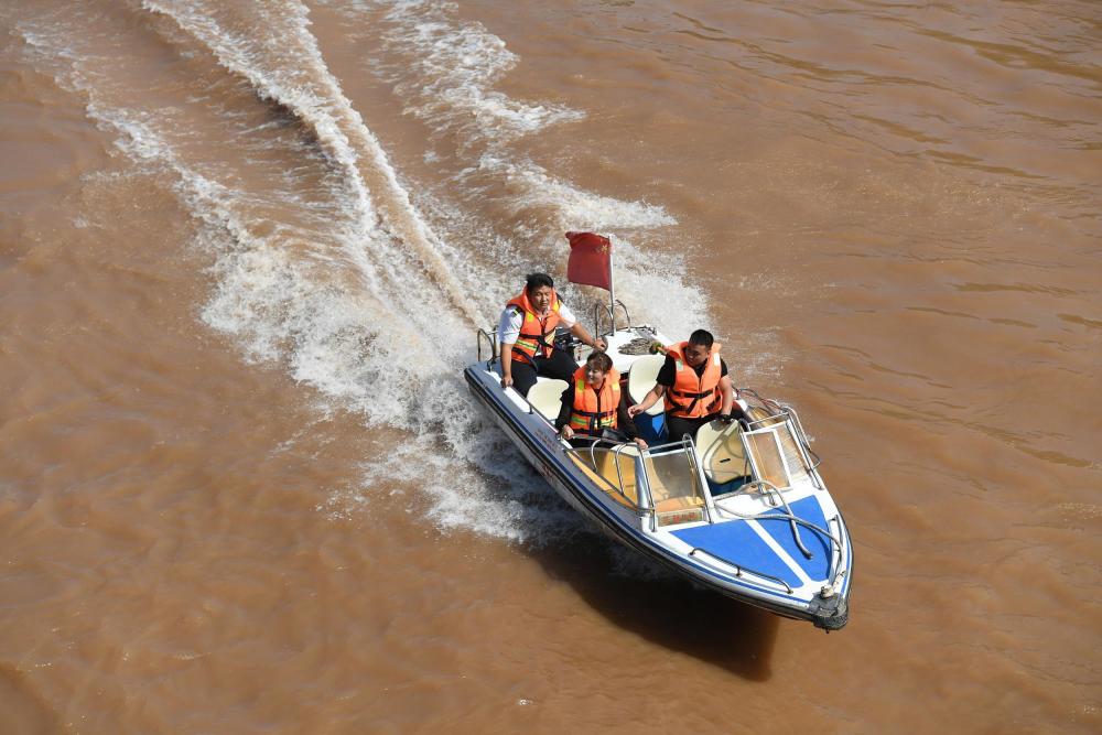 2020年9月15日,黄河兰州段水位大面积回落,沿河景观广场清淤结束