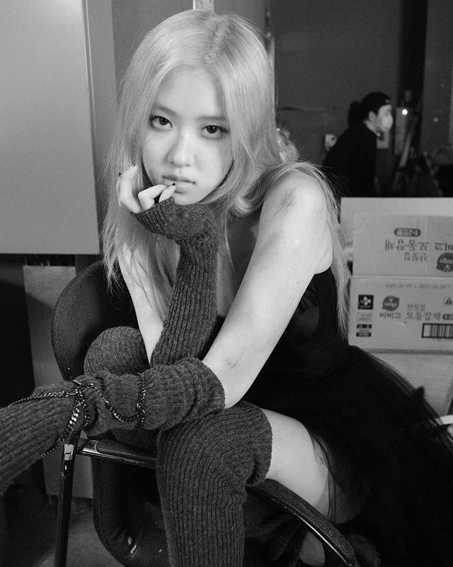 本身就带给人神秘,帅气,有个性的印象,而rosé的外型正好带有高冷