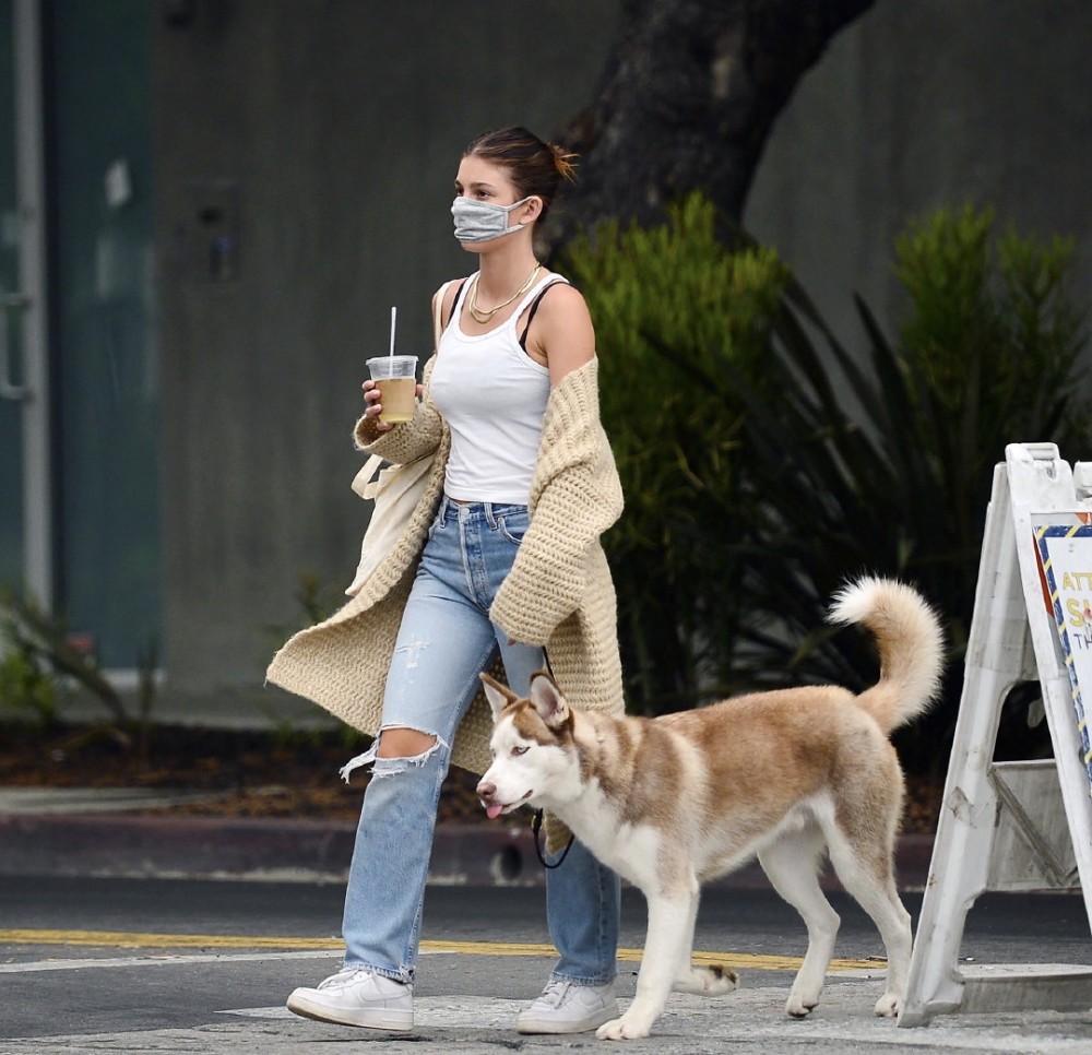 莱昂纳多女友卡米拉独自出街,穿紧身牛仔裤暴露55分身材,显壮_腾讯