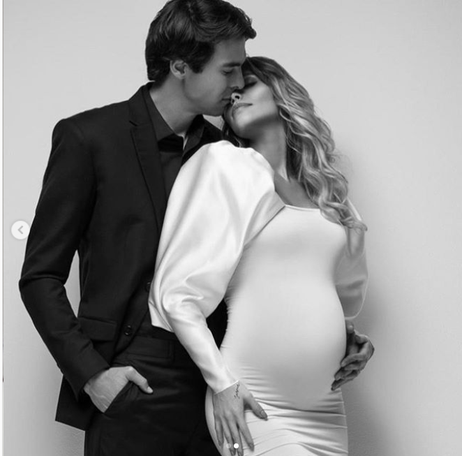 38岁卡卡帅炸天娇妻依偎身旁怀孕9个月女儿名字已想好