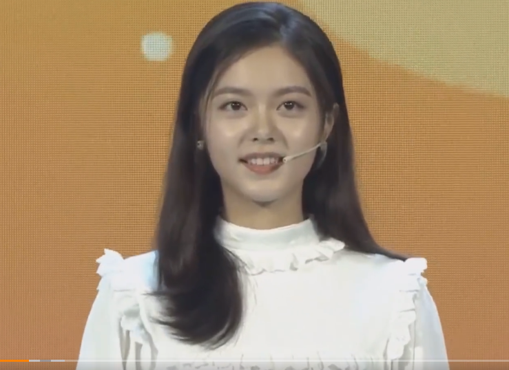 赵今麦|17岁赵今麦现身清华园，男粉巧遇后的反应成亮点，追星族都懂