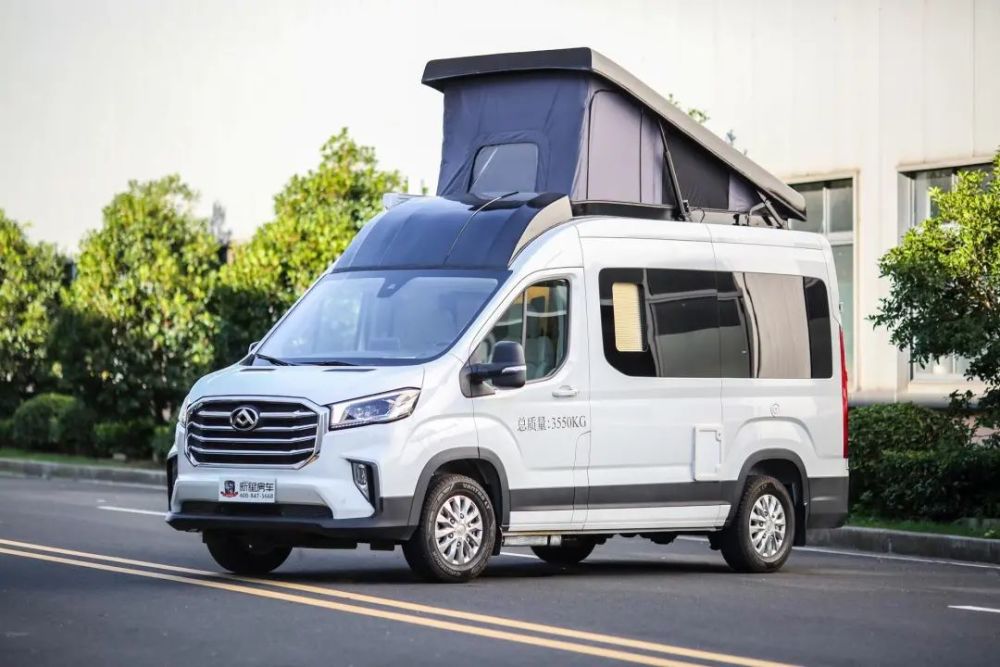 首款升顶的v90b型房车两张大床还带多功能卫生间